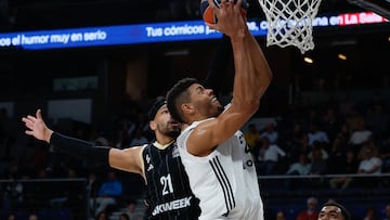 MADRID, 20/03/2025.- El pívot del Real Madrid Edy Tavares (d) entra a canasta defendido por Andre Roberson, del Asvel Villeurbanne, durante el partido de la jornada 30 de la EuroLiga que Real Madrid y Asvel Villeurbanne disputan hoy jueves en el Movistar Arena, en Madrid. EFE/Juanjo Martín