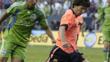 SOBRADO. Al barcelonista Lionel Messi le bastó con 45 minutos de buen fútbol para desarbolar a los Seattle Sounders. En la foto supera a Leonardo González.