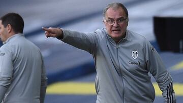Leeds United's Argentinian head coach Marcelo Bielsa gestures during the English Premier League football match between Leeds United and Fulham at Elland Road in Leeds, northern England on September 19, 2020. (Photo by Oli SCARFF / POOL / AFP) / RESTRICTED TO EDITORIAL USE. No use with unauthorized audio, video, data, fixture lists, club/league logos or 'live' services. Online in-match use limited to 120 images. An additional 40 images may be used in extra time. No video emulation. Social media in-match use limited to 120 images. An additional 40 images may be used in extra time. No use in betting publications, games or single club/league/player publications. /