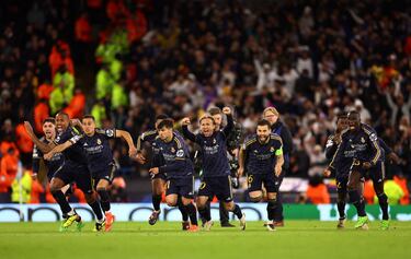 Los jugadores del Real Madrid celebran desde el centro del campo el gol que anota Antonio Rüdiger desde los once metros.