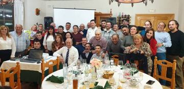 Los cogolleros de la peña madridista ‘Peñón de la Torre’ posan felices en la cena del 15º aniversario.