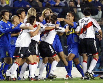 El duelo argentino por excelencia es siempre de alto voltaje, pero en esta ocasión en que se jugaban el pase a la final de la Copa Libertadores la sangre llegó al río. Gallardo, jugador de River le hizo una falta a Cascini, este se encaró con el de River y el árbitro les expulsó a los dos. Desde ese momento comenzó el descontrol, empujones, intentos de agresión hasta que Gallardo alcanzó a arañar la nariz del portero xeneize Abbondanzieri. Carreras, intentos de pelea, jugadores y técnicos separando y un preparador físico de Boca derribado de un golpe. Nadie se acuerda del resultado del partido.