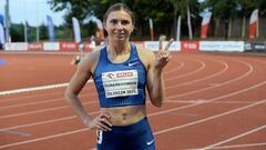 La atleta bielorrusa Krystsina Tsimanouskaya, celebra su victoria en una carrera celebrada en Szczecin, Polonia.