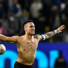 Lautaro le entrega la Supercoppa al Inter