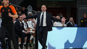El entrenador del Real Madrid Chus Mateo durante el partido de EuroLiga que Real Madrid y Olympiacos disputan este jueves en el Movistar Arena, en Madrid.