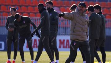 MAJADAHONDA, 05/01/2021.- El entrenador del Atlético de Madrid, Pablo Simeone (d), durante el entrenamiento realizado este martes en la Ciudad Deportiva Wanda de Majadahonda. EFE/atleticodemadrid.com *****SOLO USO EDITORIAL/SOLO DISPONIBLE PARA ILU