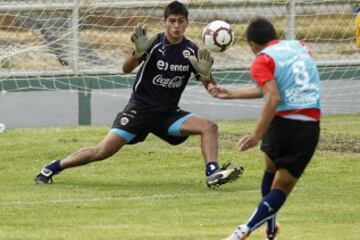 El arquero de La Serena salió de Universidad Católica y tuvo una nominación a la adulta en 2010 con Marcelo Bielsa. En el Sudamericano estuvo en cuatro partidos.