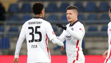 Jovic, con su compañero del Eintracht Tuta.