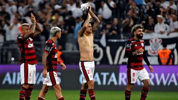 Flamengo players celebrate after defeating Corinthians in the Copa Libertadores football tournament quarterfinals all-Brazilian first leg match at the Arena Corinthians stadium in Sao Paulo, Brazil, on August 2, 2022. (Photo by Miguel Schincariol / AFP)