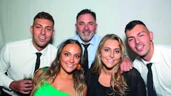 “Me pidieron que cambiara la carcasa de mi celular por ser del color del archirrival... Estoy convenciendo a mi esposa de que viva conmigo”