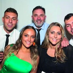 “Me pidieron que cambiara la carcasa de mi celular por ser del color del archirrival... Estoy convenciendo a mi esposa de que viva conmigo”