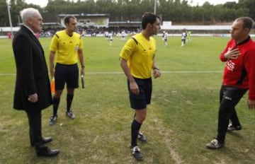 Se ha rotó, hay que buscar un árbitro., le comunicó el colegiado Sánchez Aparicio al delegado del Tudelano, Andrés Osta. Dicho y hecho, la megafonía del estadio rogó que si había algún colegiado en las gradas se acercase a los vestuarios.