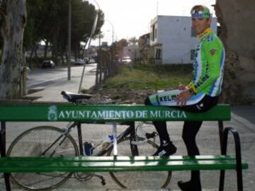 Debutó como profesional en el 2002 en el equipo Kelme-Costa Blanca dirigido por Vicente Belda. 
En el 2003 fue el ciclista revelación. El murciano quedó tercero en la Vuelta a España, sólo superado por Roberto Heras e Isidro Nozal. Durante la temporada también conquistó la Challenge Vuelta a Mallorca, la Klasica de primavera y la Clásica de Ordizia, además de ganar etapas en la Vuelta al País Vasco y en la Vuelta a Aragón.