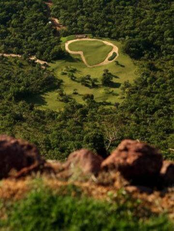 Este campo tiene uno de los hoyos más difíciles del mundo. El hoyo 19 (sólo accesible desde helicóptero) se encuentra a 400 metros de altura siendo el mayor par 3 que existe.  