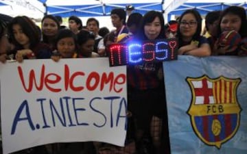 Aficionados tailandeses reciben a los jugadores en el aeropuerto.