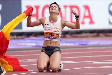 Celebración de María Pérez tras ganar la prueba femenina de 35 kilómetros marcha en el primer día del Campeonato Mundial de Atletismo Tokio 2025 en el Estadio Nacional.
