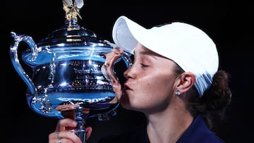 MELBOURNE, AUSTRALIA - JANUARY 29: Ashleigh Barty of Australia kisses the Daphne Akhurst Memorial Cup after winning her Women&acirc;s Singles Final match against Danielle Collins of United States during day thirteen of the 2022 Australian Open at Melbou