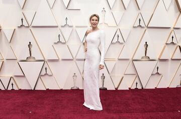 Renee Zellweger, nominada al Oscar a la mejor actriz por 'Judy', lució un vestido blanco con una sola manga y un enorme anillo plateado.