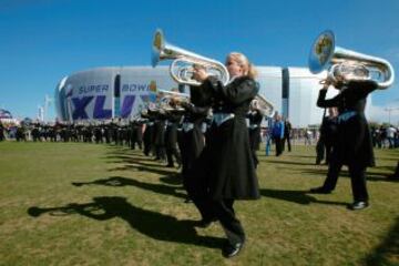 Banda de música en los alrededores del estadio de la Universidad de Phoenix.