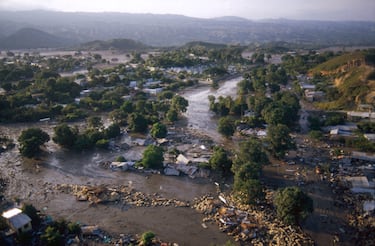 Un lahar provocado por la erupción del Nevado del Ruiz sepultó la población de Armero, a 50 kilómetros del volcán. Más de 20.000 personas de las 29.000 que vivían en esta localidad fallecieron sepultados por el lahar.