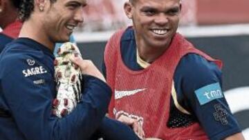 Pepe, junto a Cristiano Ronaldo, entrenándose con la selección portuguesa