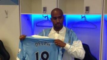 Fabian Delph posa con la camiseta que lucirá en el Manchester City.