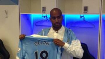 Fabian Delph posa con la camiseta que lucir&aacute; en el Manchester City.