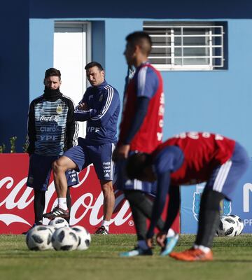 El capitán de la selección argentina, Lionel Messi, participa en un entrenamiento, en las instalaciones de la Asociación del Fútbol Argentino (AFA)