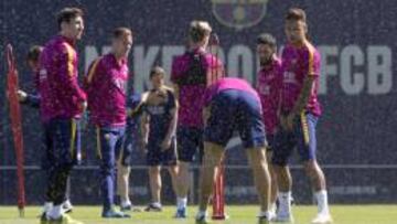 Los jugadores del Barcelona, durante el entrenamiento de este sábado.