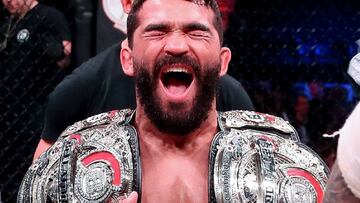 Patricio &#039;Pitbull&#039; Freire celebra su victoria ante Michael Chandler.