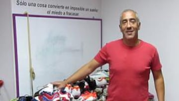 <b>TODA UNA VIDA. </b>Óscar Rodríguez rodeado por sus instrumentos de trabajo: las botas de fútbol. Todo el material de juego, junto a los adminículos de los médicos, será cargado en cofres metálicos. Jesús Navarro y las chicas de la lavandería del estadio también contribuyen en los diversos preparativos del material.