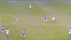 Luis Suárez fue a presionar a Kuscevic y esto pasó: ¡qué finta le hizo el chileno!