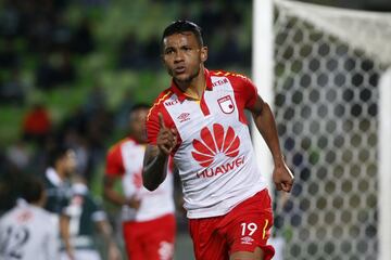 El jugador de Independiente de Santa Fe Wilson Morelo celebra su gol contra Santiago Wanderers durante el partido de ida de la tercera fase de la Copa Libertadores disputado en el estadio Elias Figueroa de Valparaiso, Chile.