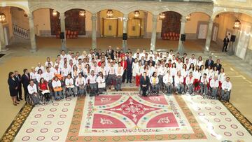 Los medallistas ol&iacute;mpicos y paral&iacute;mpicos posan junto al Rey Felipe en la foto de familia tras su participaci&oacute;n en los Juegos Ol&iacute;mpicos de R&iacute;o.