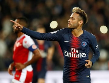 Neymar celebrates scoring againt Reims.