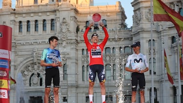 Primoz Roglic comparte el podio final de Madrfid con Ben O'Connor y Enric Mas.