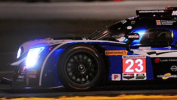 Fernando Alonso del equipo United Autosports conduce el veh&iacute;culo Ligier LMP2 durante las 24 Horas de Daytona.