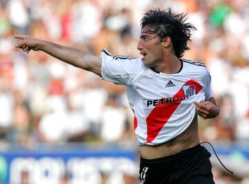 Luego de tres años con River Plate, el Toluca anunció que ‘El Tecla’ Farías reforzaría la delantera de los Diablos Rojos. Todo iba de maravilla, sin embargo, el ariete argentino le informó a la directiva que tendría que regresar a su país por problemas de salud de su esposa. Los dirigentes del club le pidieron al jugador que les avisara si haría valido el pre contrato o se quedaría en Argentina. Sorprendentemente, días después, el Porto anunció su fichaje por cuatro años, mientras que el club mexicano no recibió ningún mensaje del futbolista.