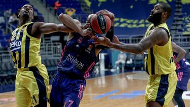 Istanbul (Turkey), 08/04/2021.- Alex Tyus (C) of Real Madrid in action against Dyshawn Pierre (L) and Kyle O'ÄôQuinn of Fenerbahce during the Euroleague basketball match between Fenerbahce Beko and Real Madrid in Istanbul, Turkey, 08 April 2021. (Balonces