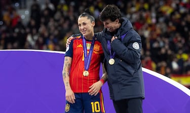 Sonia Bermúdez, nueva seleccionadora española, celebra con Jenni Hermoso el título de campeonas de la Nations League femenina. La entrenadora vallecana llegó al cargo relevando a Montse Tomé. Una de sus primeras decisiones fue traer de vuelta a la máxima goleadora histórica de la Selección.