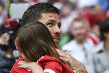 Xabi Alonso consuela a su hija.