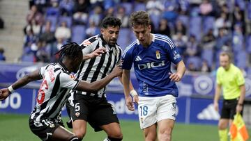 26/01/25 PARTIDO SEGUNDA DIVISION
REAL OVIEDO - CASTELLON
PAULINO PELEA EL BALON CON ALBERTO Y CIPENGA