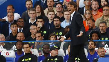 Conte, durante el partido contra el West Ham. Cesc, mirando desde el banquillo.