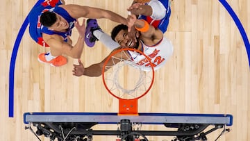 Towns pelea por un rebote con Holland y Fontecchio en el Pistons-Knicks jugado en Detroit.