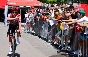 El ciclista belga Remco Evenepoel saluda a los aficionados antes del inicio de carrera. 