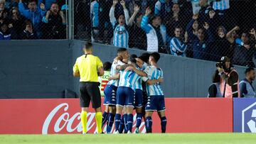 AME3093. BUENOS AIRES (ARGENTINA), 20/04/2023.- Jugadores de Racing celebran un gol hoy, en un partido de la fase de grupos de la Copa Libertadores entre Racing y Aucas en el estadio Presidente Perón, en Buenos Aires (Argentina). EFE/ Demián Estévez
