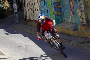 Valparaiso, 11 febrero 2018.
Decimosexta version del Red Bull Valparaiso Cerro Abajo, principal carrera de descenso urbano en Chile, realizada entre calles, escaleras y callejones de la ciudad puerto.
Cristian Rudolffi/Photosport.