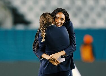 Abrazo entre Salma Paralluelo y Teresa Abelleira antes del inicio del encuentro frente a Zambia.