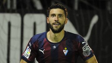 Borja Bast¨®n celebra un gol con el Eibar.