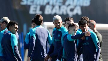 GRAFCAT1116. BARCELONA, 11/03/2024.- Los jugadores del FC Barcelona durante el entrenamiento que el equipo azulgrana ha realizado este lunes en la ciudad deportiva Joan Gamper para preparar el partido de vuelta de los octavos de final de la LIga de Campeones que mañana disputarán ante el Nápoles. EFE/Alejandro García
